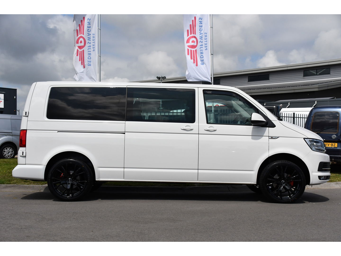 Volkswagen Transporter 2.0 TDI L2H1 DC Highline Adaptieve Cruise, Camera, Carplay, NAVI, Automaat, Trekhaak, LED, 150pk, Uniek!