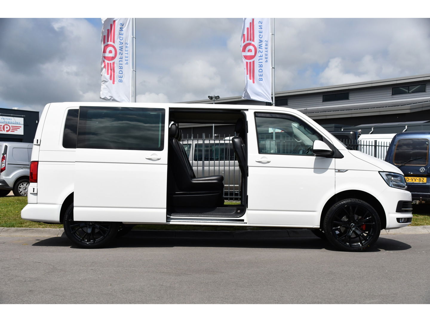 Volkswagen Transporter 2.0 TDI L2H1 DC Highline Adaptieve Cruise, Camera, Carplay, NAVI, Automaat, Trekhaak, LED, 150pk, Uniek!