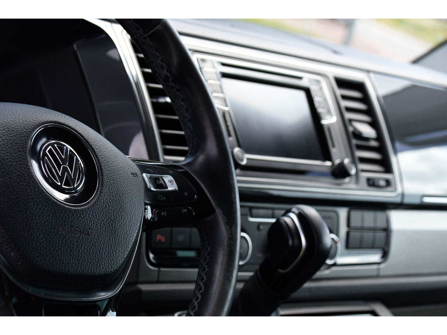 Volkswagen Transporter 2.0 TDI L2H1 DC Highline Adaptieve Cruise, Camera, Carplay, NAVI, Automaat, Trekhaak, LED, 150pk, Uniek!