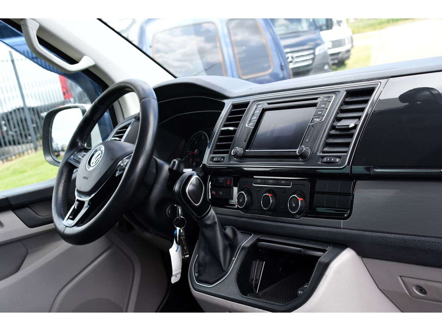 Volkswagen Transporter 2.0 TDI L2H1 DC Highline Adaptieve Cruise, Camera, Carplay, NAVI, Automaat, Trekhaak, LED, 150pk, Uniek!