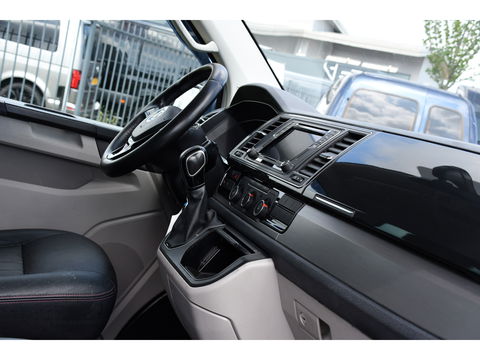 Volkswagen Transporter 2.0 TDI L2H1 DC Highline Adaptieve Cruise, Camera, Carplay, NAVI, Automaat, Trekhaak, LED, 150pk, Uniek!