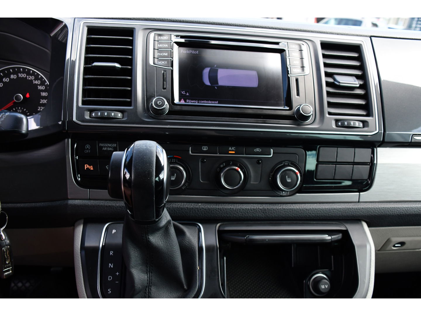 Volkswagen Transporter 2.0 TDI L2H1 DC Highline Adaptieve Cruise, Camera, Carplay, NAVI, Automaat, Trekhaak, LED, 150pk, Uniek!