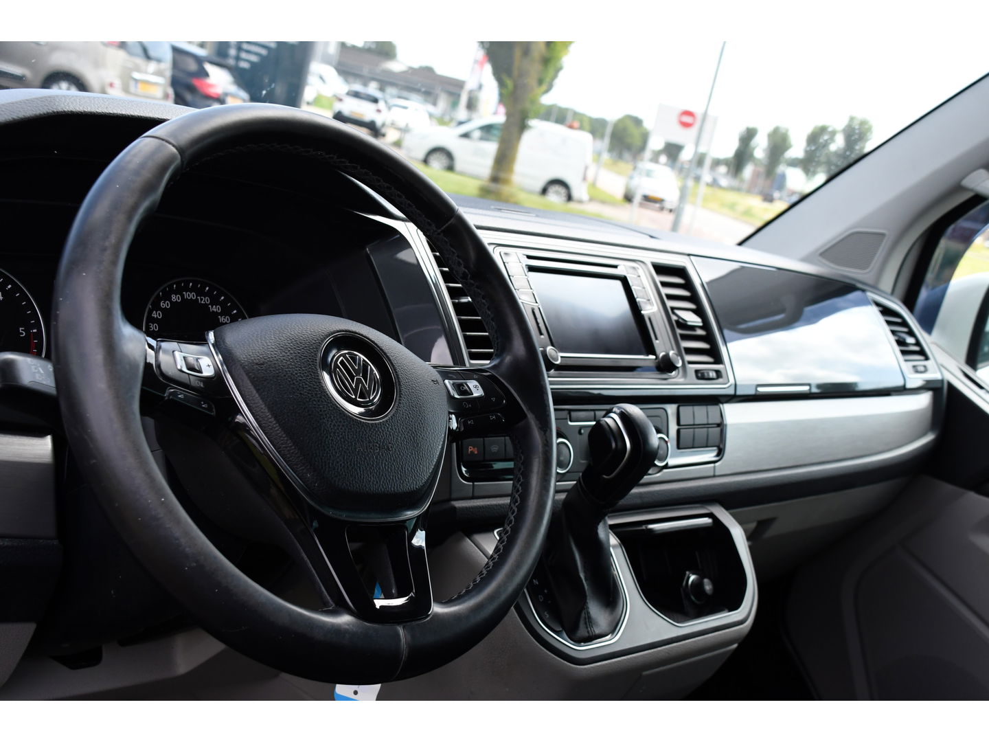 Volkswagen Transporter 2.0 TDI L2H1 DC Highline Adaptieve Cruise, Camera, Carplay, NAVI, Automaat, Trekhaak, LED, 150pk, Uniek!