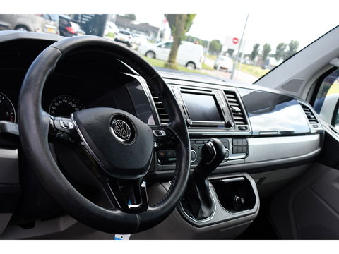 Volkswagen Transporter 2.0 TDI L2H1 DC Highline Adaptieve Cruise, Camera, Carplay, NAVI, Automaat, Trekhaak, LED, 150pk, Uniek!