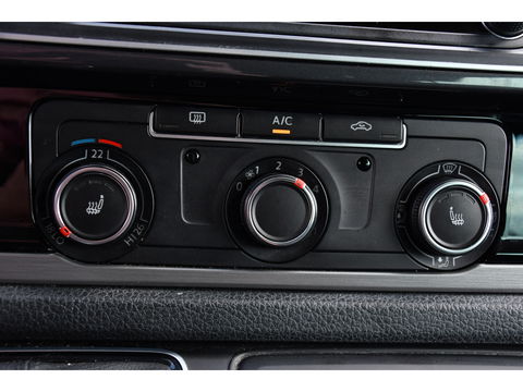 Volkswagen Transporter 2.0 TDI L2H1 DC Highline Adaptieve Cruise, Camera, Carplay, NAVI, Automaat, Trekhaak, LED, 150pk, Uniek!