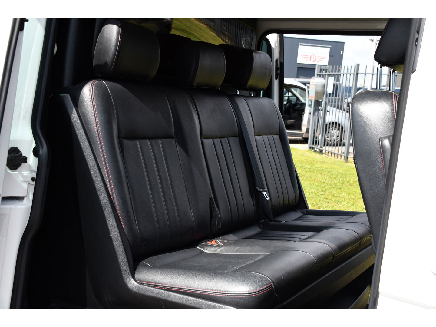 Volkswagen Transporter 2.0 TDI L2H1 DC Highline Adaptieve Cruise, Camera, Carplay, NAVI, Automaat, Trekhaak, LED, 150pk, Uniek!