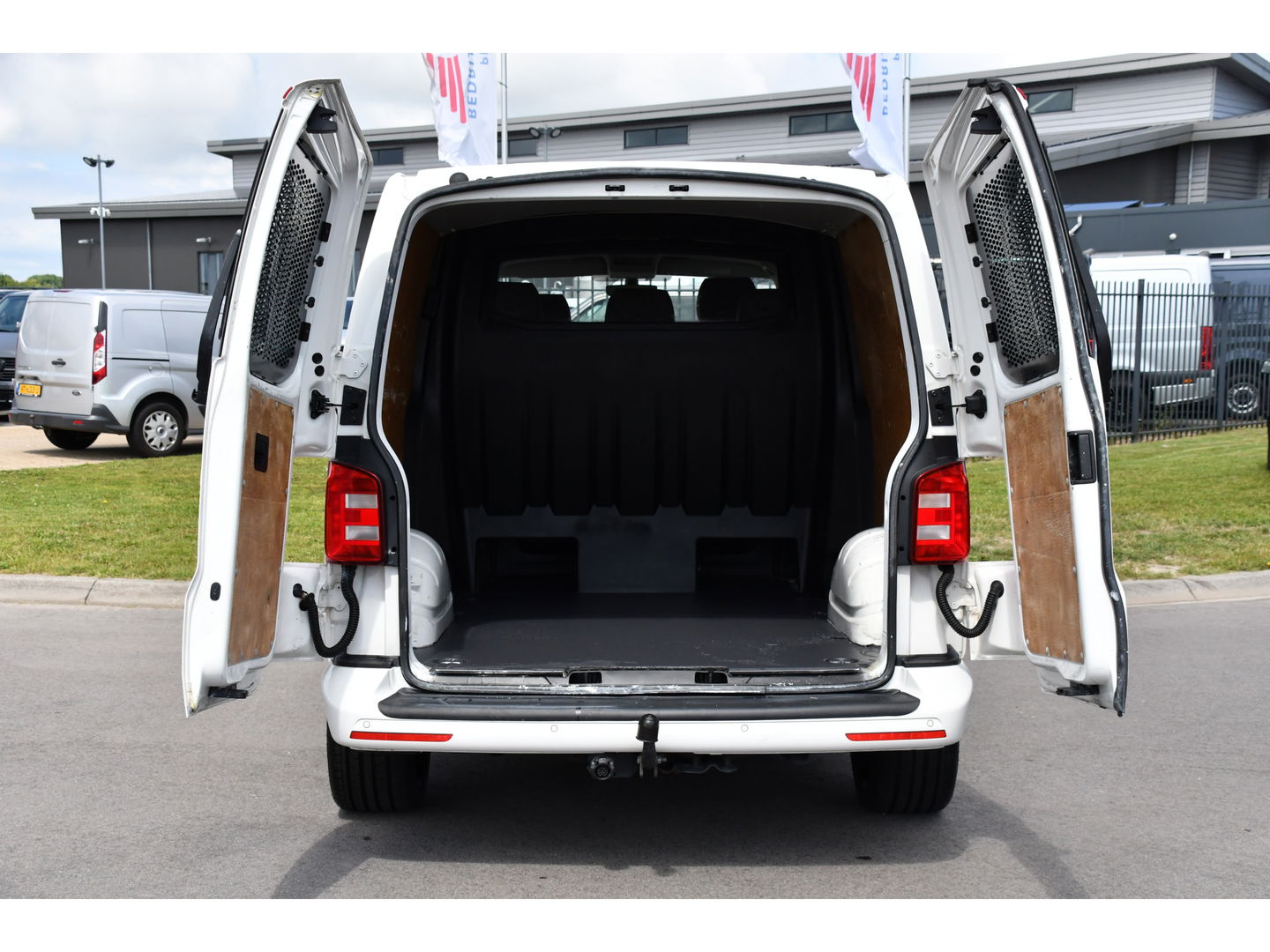 Volkswagen Transporter 2.0 TDI L2H1 DC Highline Adaptieve Cruise, Camera, Carplay, NAVI, Automaat, Trekhaak, LED, 150pk, Uniek!