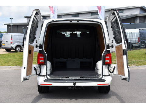 Volkswagen Transporter 2.0 TDI L2H1 DC Highline Adaptieve Cruise, Camera, Carplay, NAVI, Automaat, Trekhaak, LED, 150pk, Uniek!