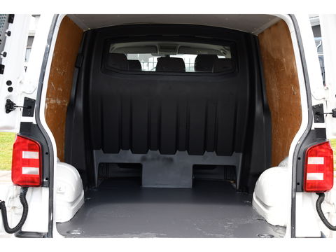 Volkswagen Transporter 2.0 TDI L2H1 DC Highline Adaptieve Cruise, Camera, Carplay, NAVI, Automaat, Trekhaak, LED, 150pk, Uniek!