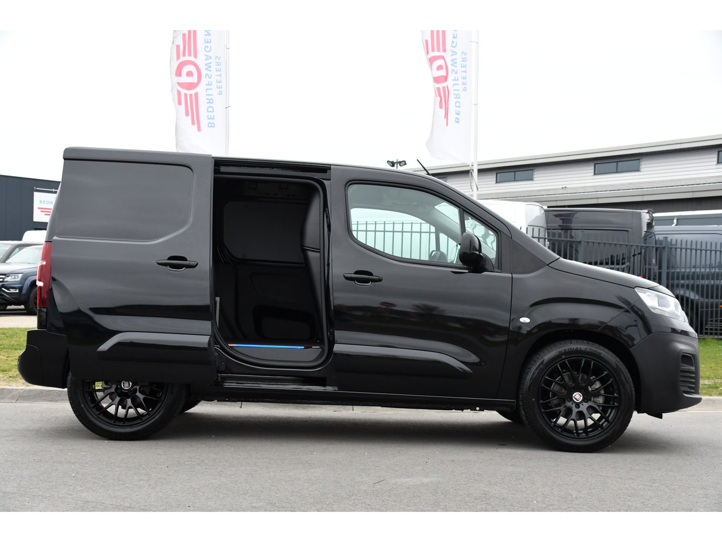 Fiat E-Doblò 136 L1 50 kWh Black Edition Cruise, Sensoren, Clima, Carplay, 136PK, Uniek!