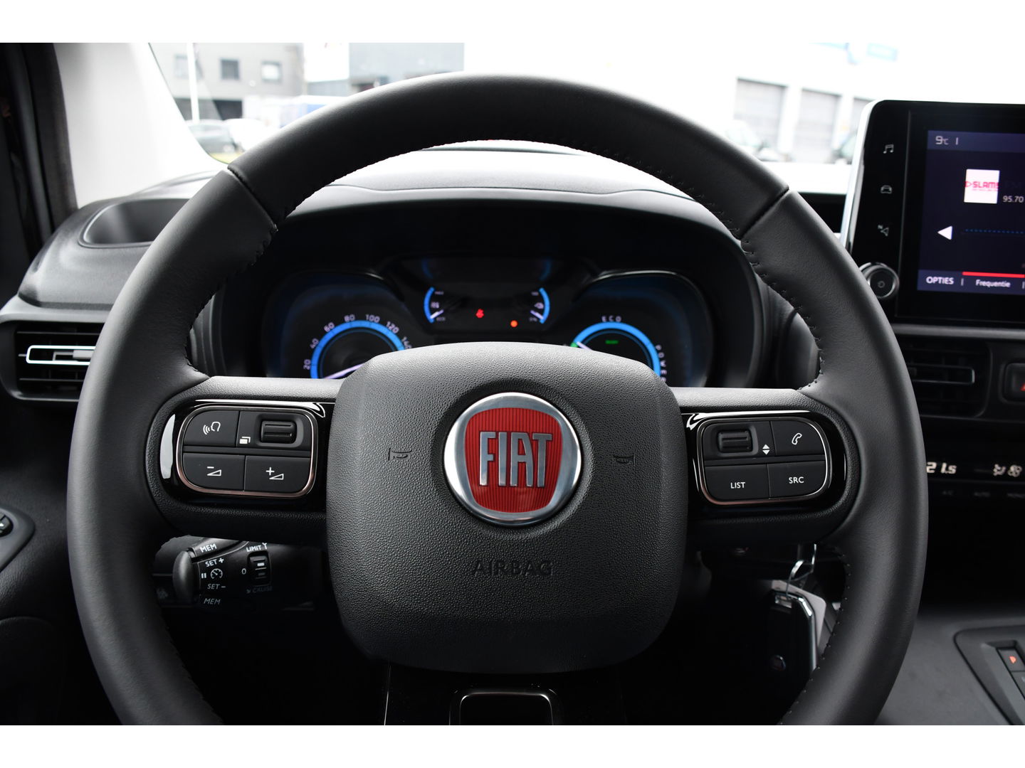 Fiat E-Doblò 136 L1 50 kWh Black Edition Cruise, Sensoren, Clima, Carplay, 136PK, Uniek!