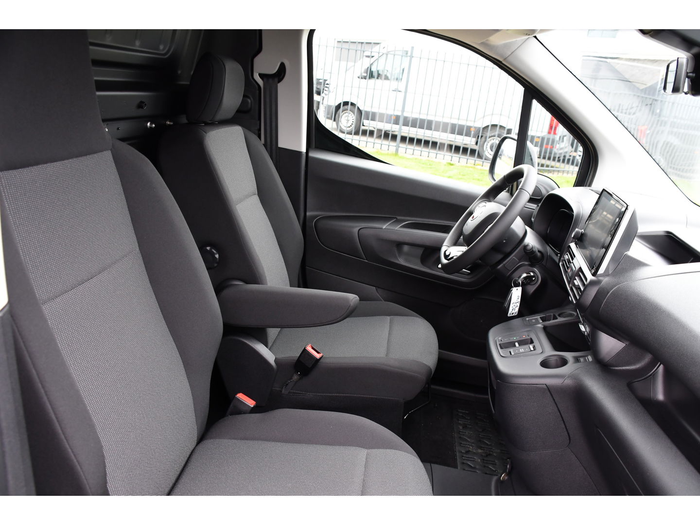 Fiat E-Doblò 136 L1 50 kWh Black Edition Cruise, Sensoren, Clima, Carplay, 136PK, Uniek!