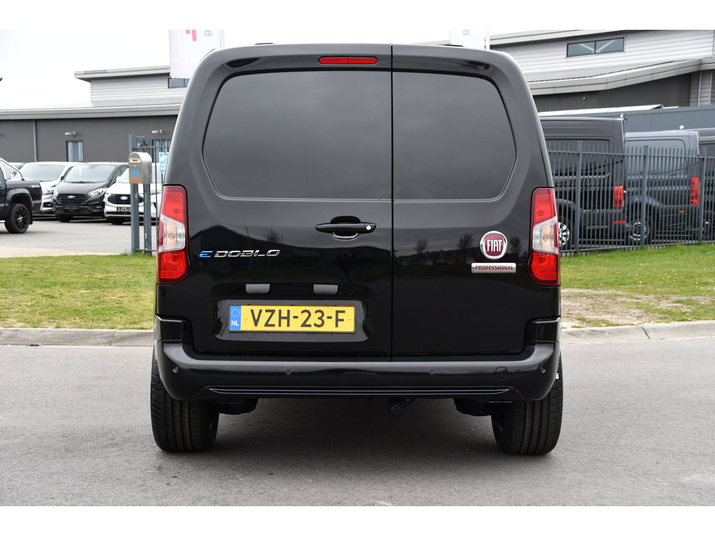 Fiat E-Doblò 136 L1 50 kWh Black Edition Cruise, Sensoren, Clima, Carplay, 136PK, Uniek!