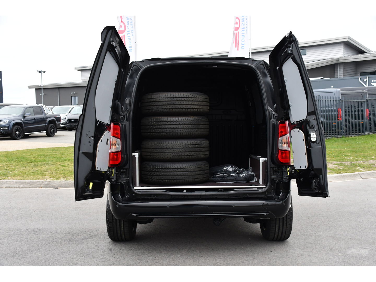 Fiat E-Doblò 136 L1 50 kWh Black Edition Cruise, Sensoren, Clima, Carplay, 136PK, Uniek!