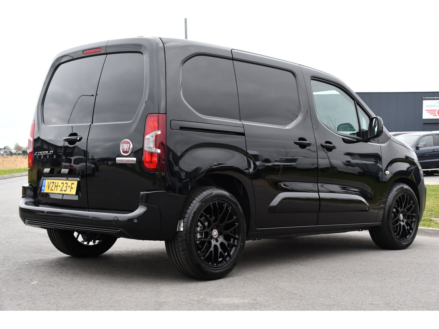 Fiat E-Doblò 136 L1 50 kWh Black Edition Cruise, Sensoren, Clima, Carplay, 136PK, Uniek!
