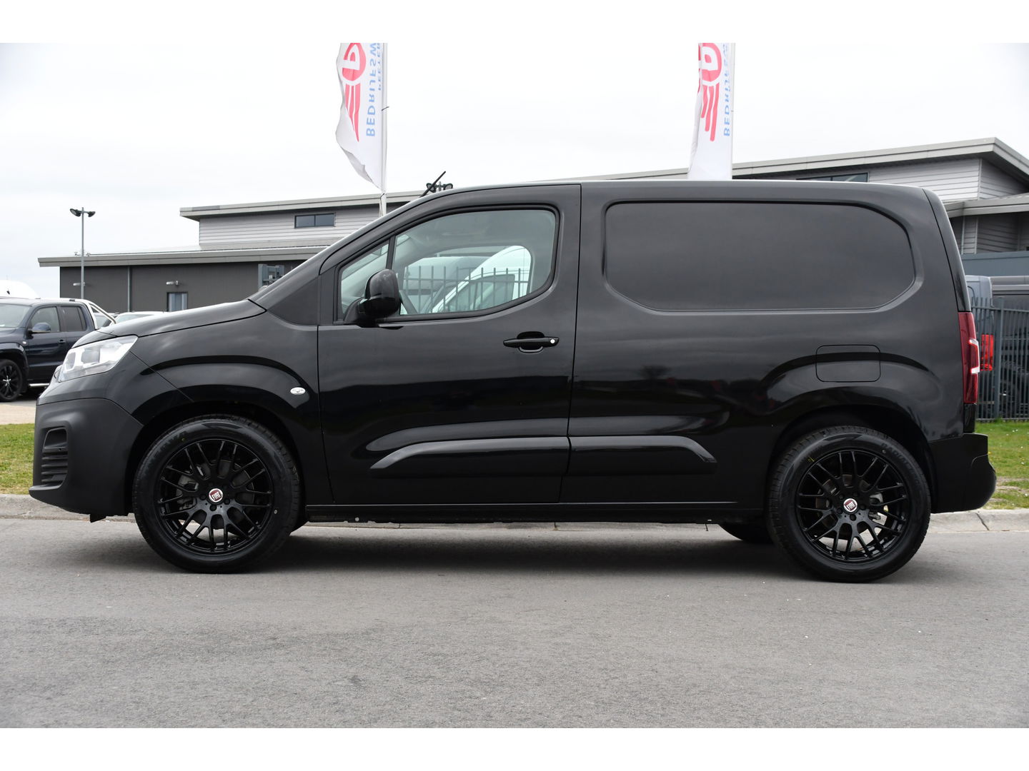 Fiat E-Doblò 136 L1 50 kWh Black Edition Cruise, Sensoren, Clima, Carplay, 136PK, Uniek!