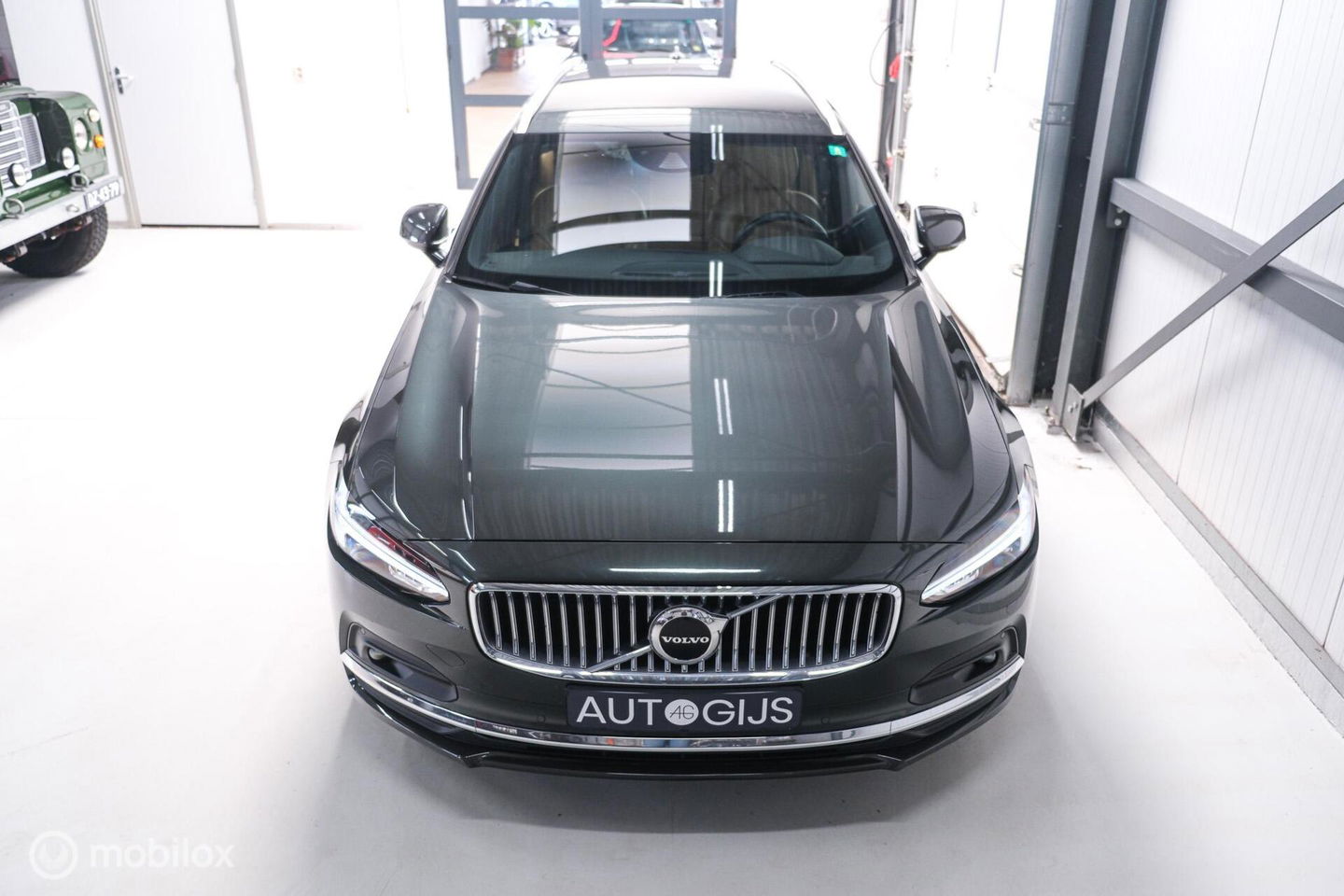 Volvo V90 2.0 B4 Business Pro | Massage | Trekhaak | Stoelkoeling | Pine grey | NL auto NAP | Camera | Leder | LED | Rijklaar |