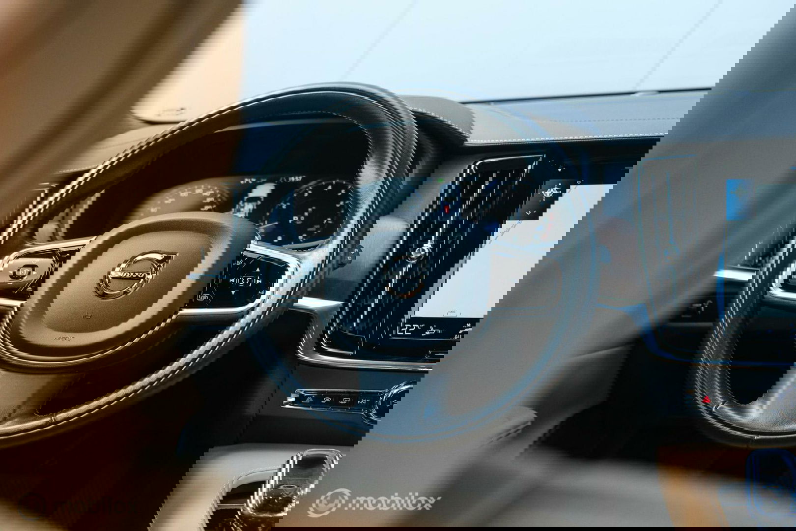 Volvo V90 2.0 B4 Business Pro | Massage | Trekhaak | Stoelkoeling | Pine grey | NL auto NAP | Camera | Leder | LED | Rijklaar |