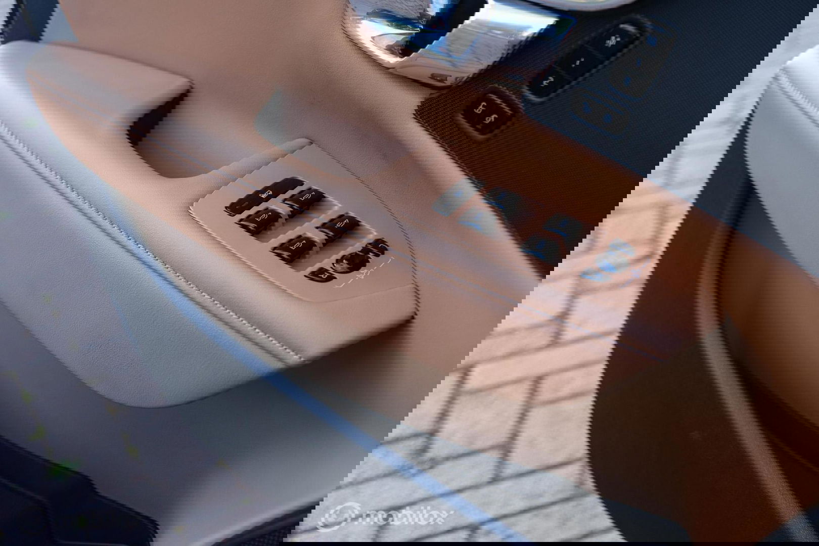 Volvo V90 2.0 B4 Business Pro | Massage | Trekhaak | Stoelkoeling | Pine grey | NL auto NAP | Camera | Leder | LED | Rijklaar |