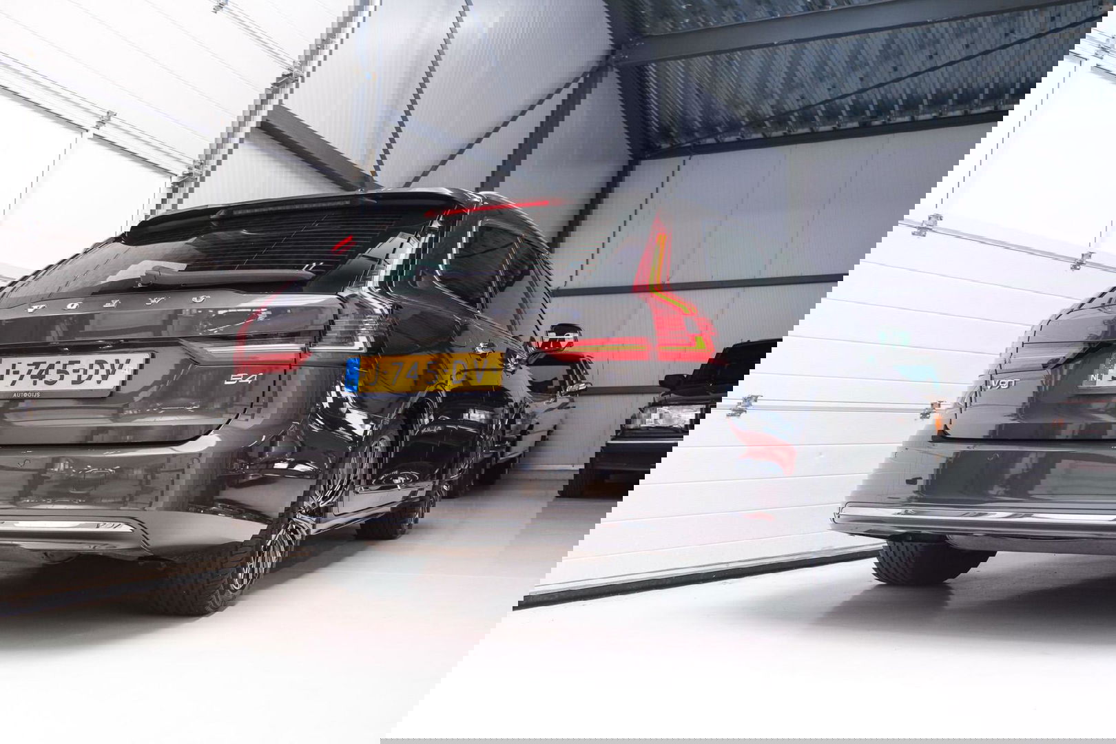 Volvo V90 2.0 B4 Business Pro | Massage | Trekhaak | Stoelkoeling | Pine grey | NL auto NAP | Camera | Leder | LED | Rijklaar |