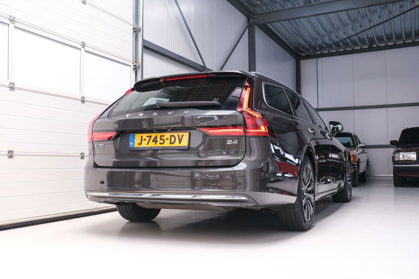 Volvo V90 2.0 B4 Business Pro | Massage | Trekhaak | Stoelkoeling | Pine grey | NL auto NAP | Camera | Leder | LED | Rijklaar |
