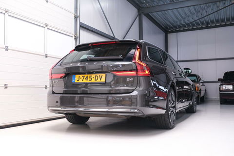 Volvo V90 2.0 B4 Business Pro | Massage | Trekhaak | Stoelkoeling | Pine grey | NL auto NAP | Camera | Leder | LED | Rijklaar |