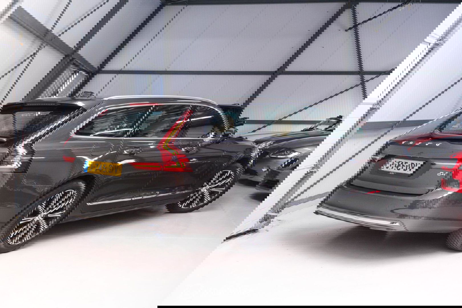 Volvo V90 2.0 B4 Business Pro | Massage | Trekhaak | Stoelkoeling | Pine grey | NL auto NAP | Camera | Leder | LED | Rijklaar |