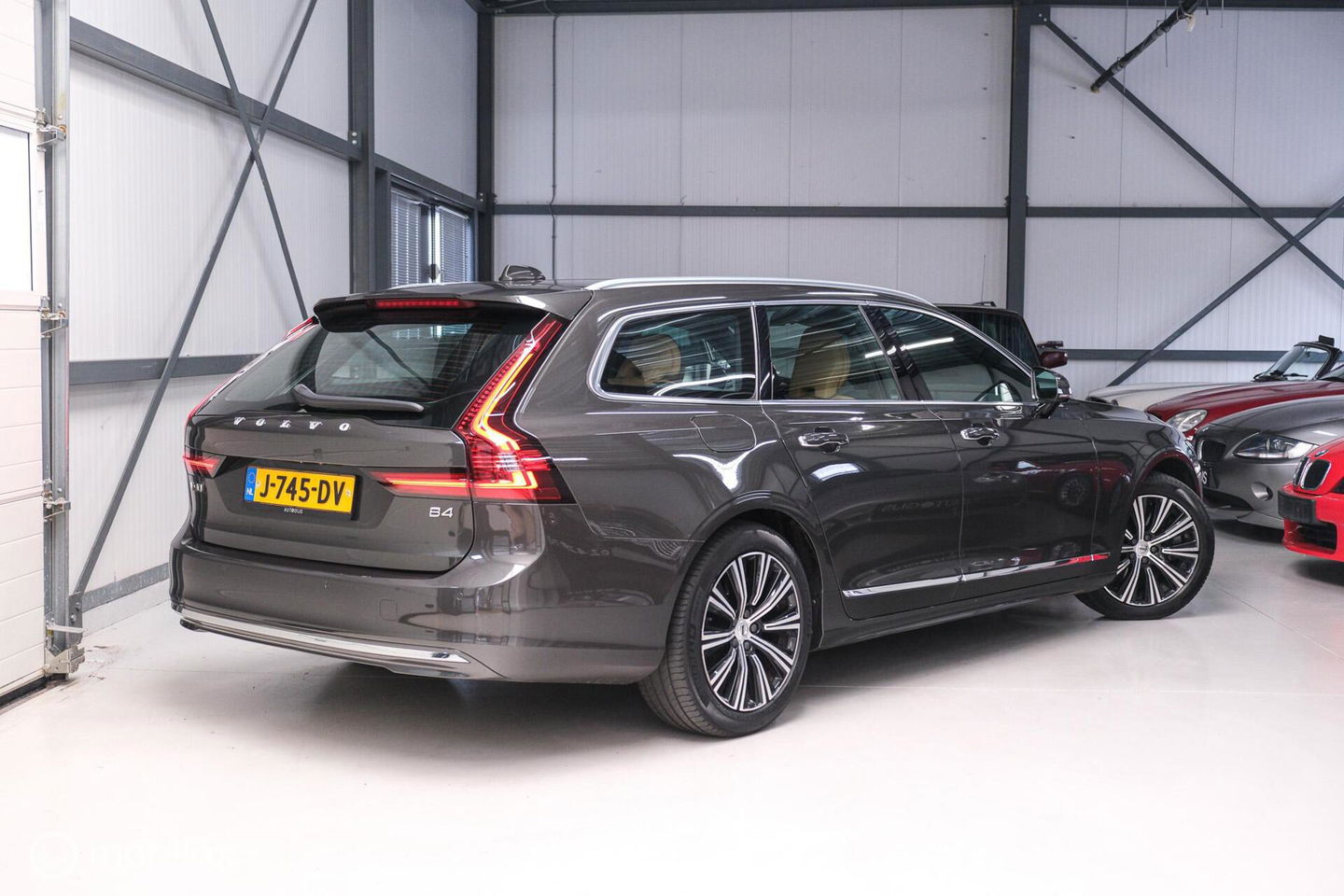 Volvo V90 2.0 B4 Business Pro | Massage | Trekhaak | Stoelkoeling | Pine grey | NL auto NAP | Camera | Leder | LED | Rijklaar |