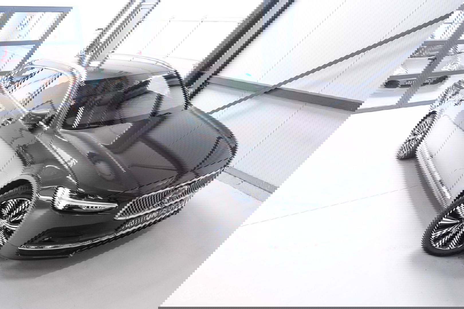Volvo V90 2.0 B4 Business Pro | Massage | Trekhaak | Stoelkoeling | Pine grey | NL auto NAP | Camera | Leder | LED | Rijklaar |