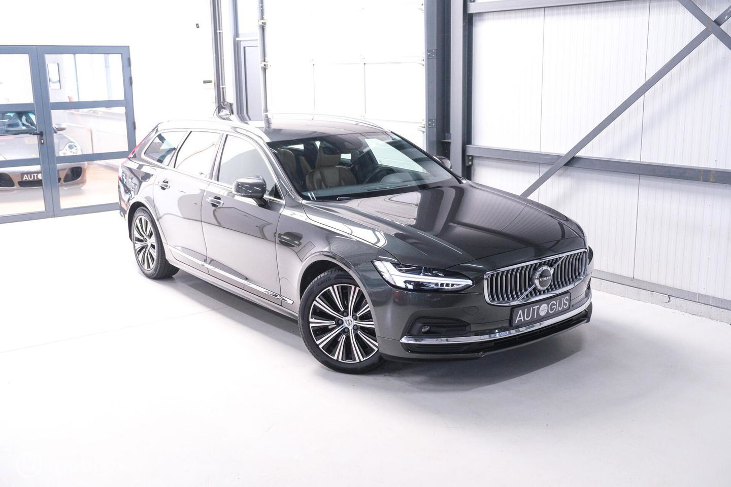 Volvo V90 2.0 B4 Business Pro | Massage | Trekhaak | Stoelkoeling | Pine grey | NL auto NAP | Camera | Leder | LED | Rijklaar |