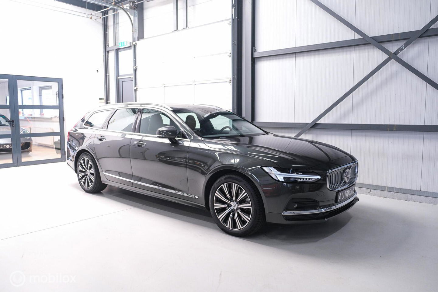 Volvo V90 2.0 B4 Business Pro | Massage | Trekhaak | Stoelkoeling | Pine grey | NL auto NAP | Camera | Leder | LED | Rijklaar |