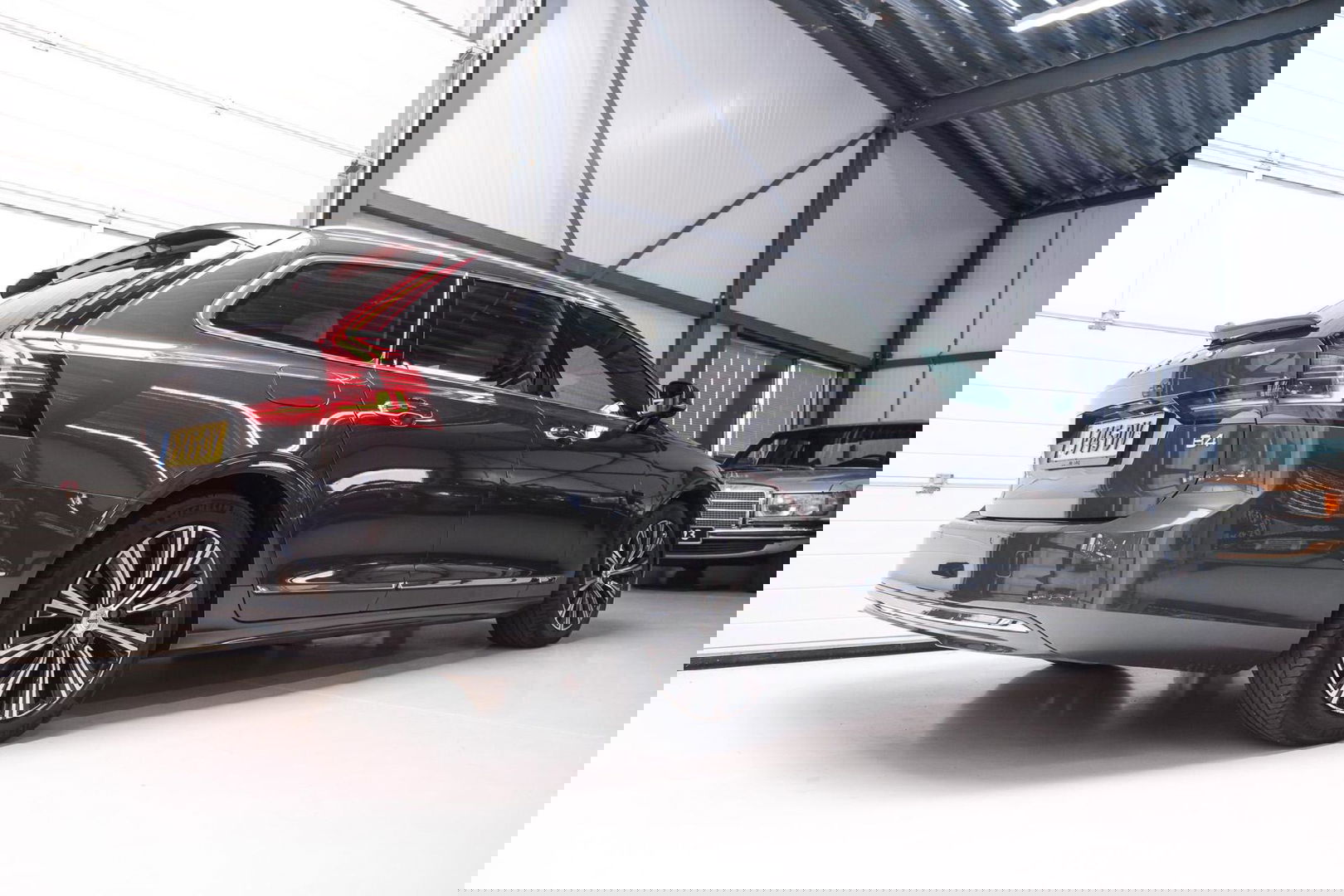 Volvo V90 2.0 B4 Business Pro | Massage | Trekhaak | Stoelkoeling | Pine grey | NL auto NAP | Camera | Leder | LED | Rijklaar |
