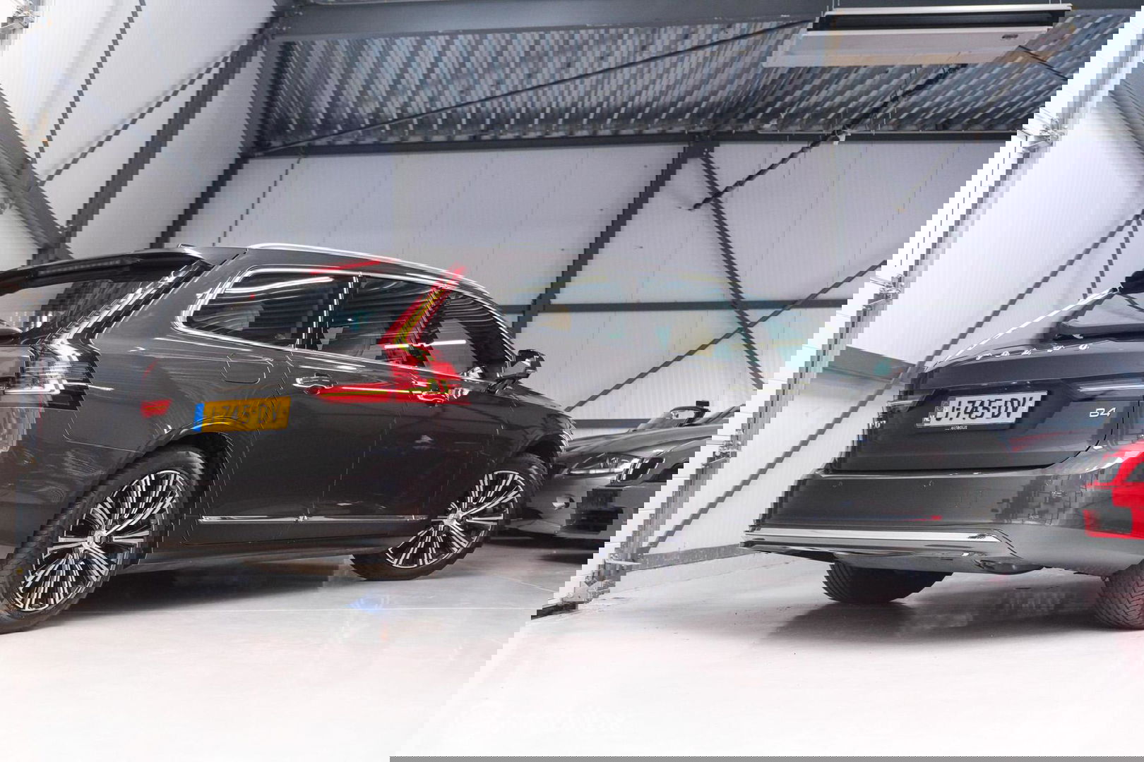 Volvo V90 2.0 B4 Business Pro | Massage | Trekhaak | Stoelkoeling | Pine grey | NL auto NAP | Camera | Leder | LED | Rijklaar |