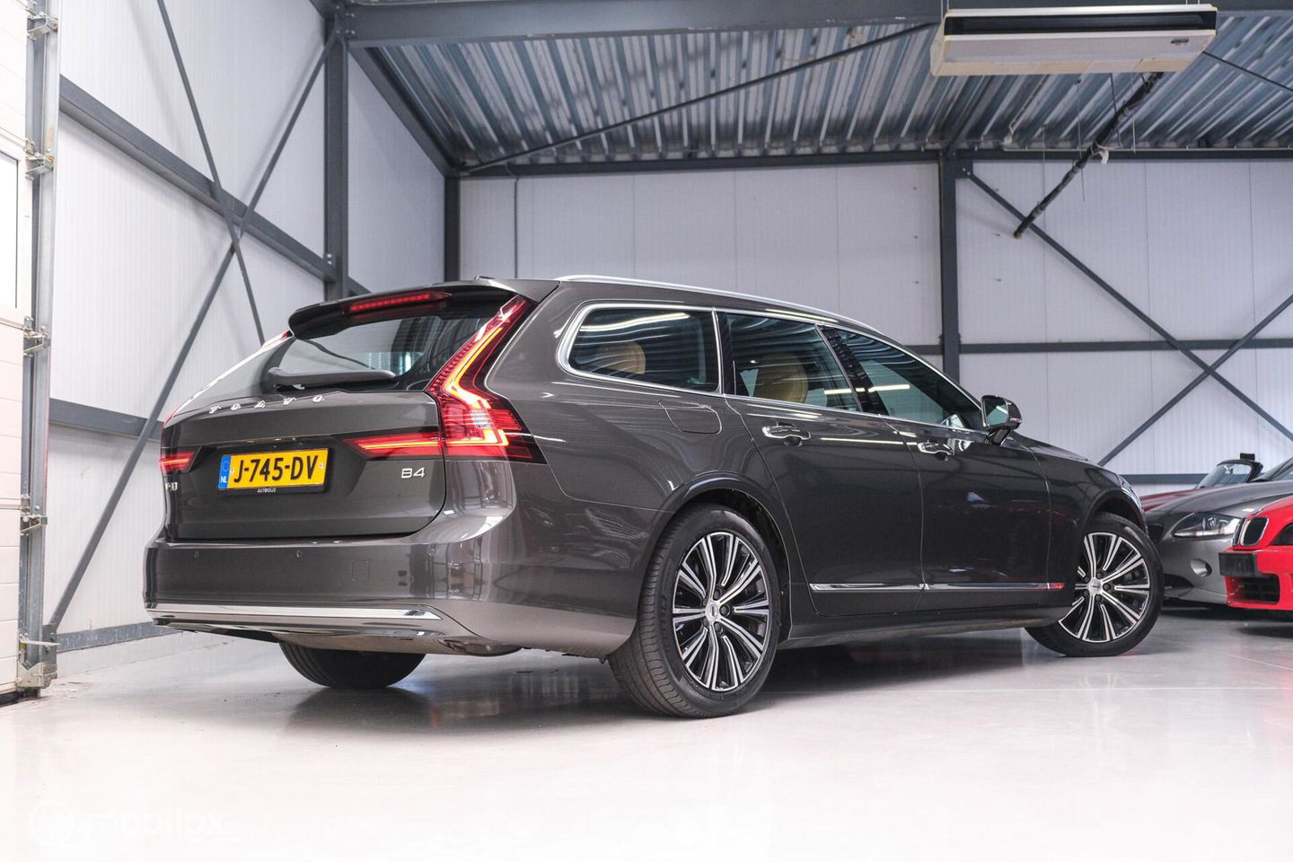 Volvo V90 2.0 B4 Business Pro | Massage | Trekhaak | Stoelkoeling | Pine grey | NL auto NAP | Camera | Leder | LED | Rijklaar |