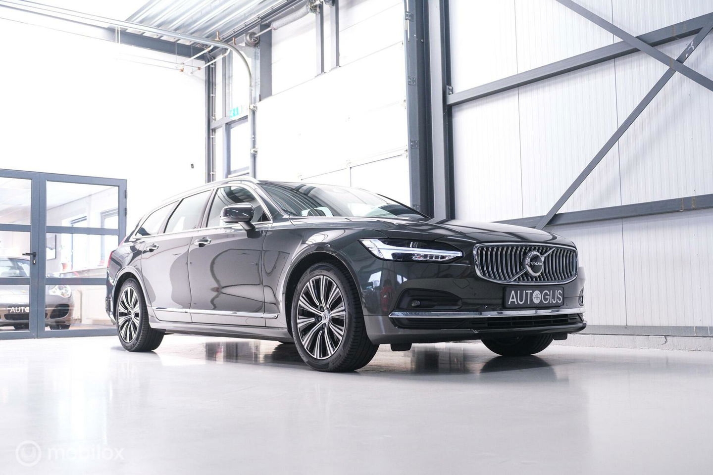 Volvo V90 2.0 B4 Business Pro | Massage | Trekhaak | Stoelkoeling | Pine grey | NL auto NAP | Camera | Leder | LED | Rijklaar |