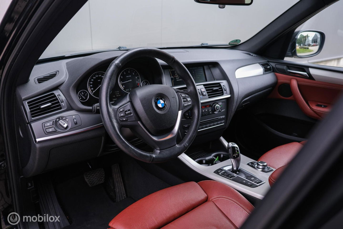 BMW X3 xDrive20i High Executive | 4x4 | Trekhaak | Leder | LED | Winter + zomerset | Zeer nette auto | Navigatie | Sportstoelen |