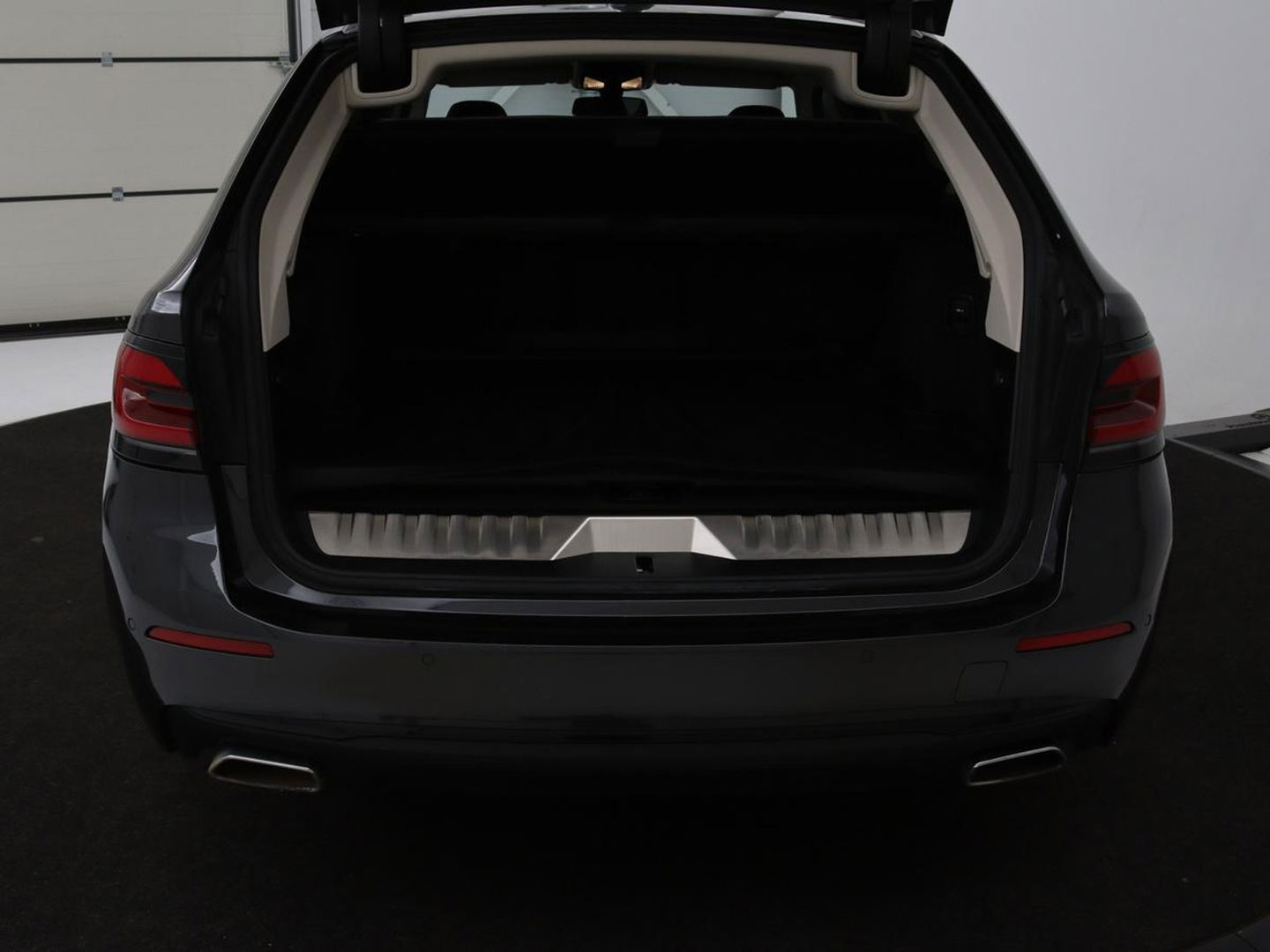 BMW 5 Serie 530e High Executive | Leder | Stoel & stuurverwarming | Adaptive cruise | Carplay | Sfeerverlichting | Camera | Live Cockpit | Navigatie | Full LED