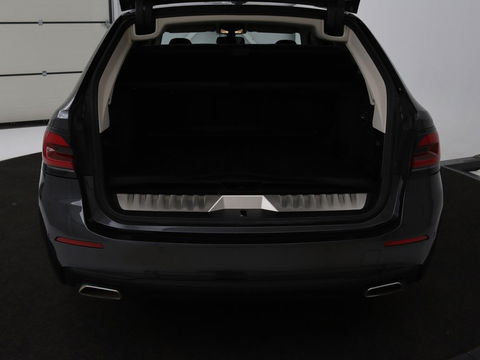 BMW 5 Serie 530e High Executive | Leder | Stoel & stuurverwarming | Adaptive cruise | Carplay | Sfeerverlichting | Camera | Live Cockpit | Navigatie | Full LED