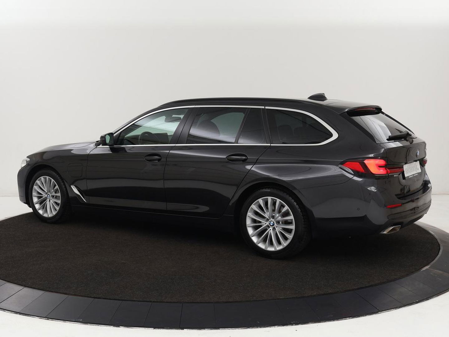 BMW 5 Serie 530e High Executive | Leder | Stoel & stuurverwarming | Adaptive cruise | Carplay | Sfeerverlichting | Camera | Live Cockpit | Navigatie | Full LED