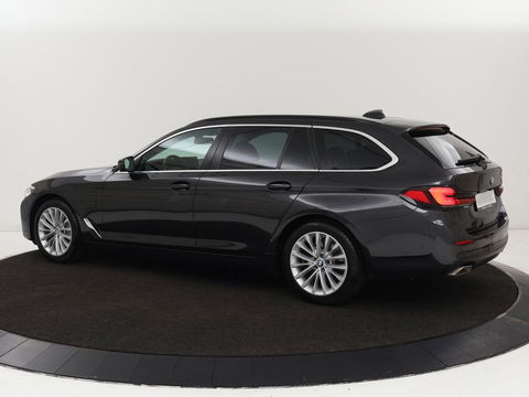 BMW 5 Serie 530e High Executive | Leder | Stoel & stuurverwarming | Adaptive cruise | Carplay | Sfeerverlichting | Camera | Live Cockpit | Navigatie | Full LED