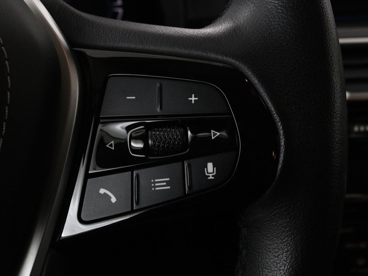 BMW 5 Serie 530e High Executive | Leder | Stoel & stuurverwarming | Adaptive cruise | Carplay | Sfeerverlichting | Camera | Live Cockpit | Navigatie | Full LED