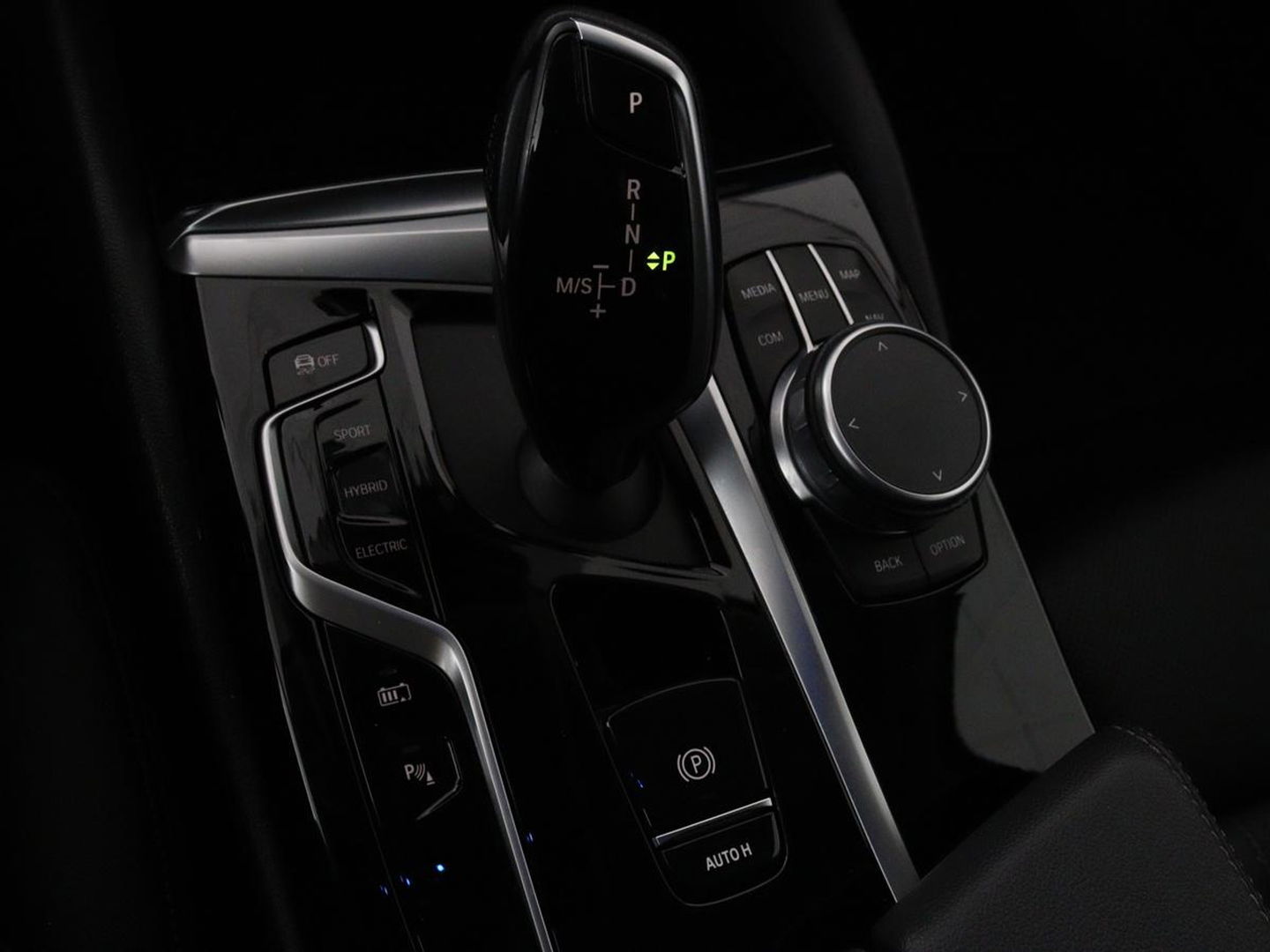 BMW 5 Serie 530e High Executive | Leder | Stoel & stuurverwarming | Adaptive cruise | Carplay | Sfeerverlichting | Camera | Live Cockpit | Navigatie | Full LED