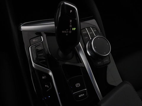 BMW 5 Serie 530e High Executive | Leder | Stoel & stuurverwarming | Adaptive cruise | Carplay | Sfeerverlichting | Camera | Live Cockpit | Navigatie | Full LED