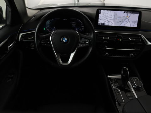 BMW 5 Serie 530e High Executive | Leder | Stoel & stuurverwarming | Adaptive cruise | Carplay | Sfeerverlichting | Camera | Live Cockpit | Navigatie | Full LED