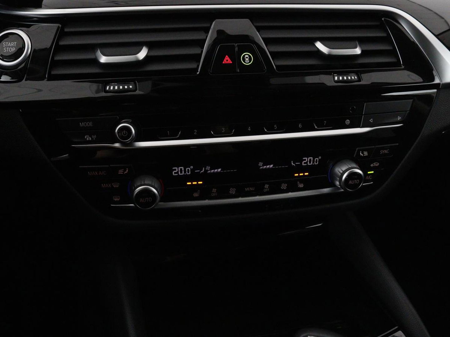 BMW 5 Serie 530e High Executive | Leder | Stoel & stuurverwarming | Adaptive cruise | Carplay | Sfeerverlichting | Camera | Live Cockpit | Navigatie | Full LED