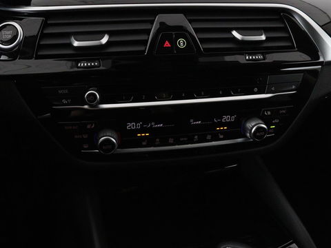BMW 5 Serie 530e High Executive | Leder | Stoel & stuurverwarming | Adaptive cruise | Carplay | Sfeerverlichting | Camera | Live Cockpit | Navigatie | Full LED