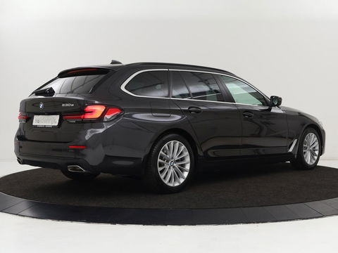 BMW 5 Serie 530e High Executive | Leder | Stoel & stuurverwarming | Adaptive cruise | Carplay | Sfeerverlichting | Camera | Live Cockpit | Navigatie | Full LED