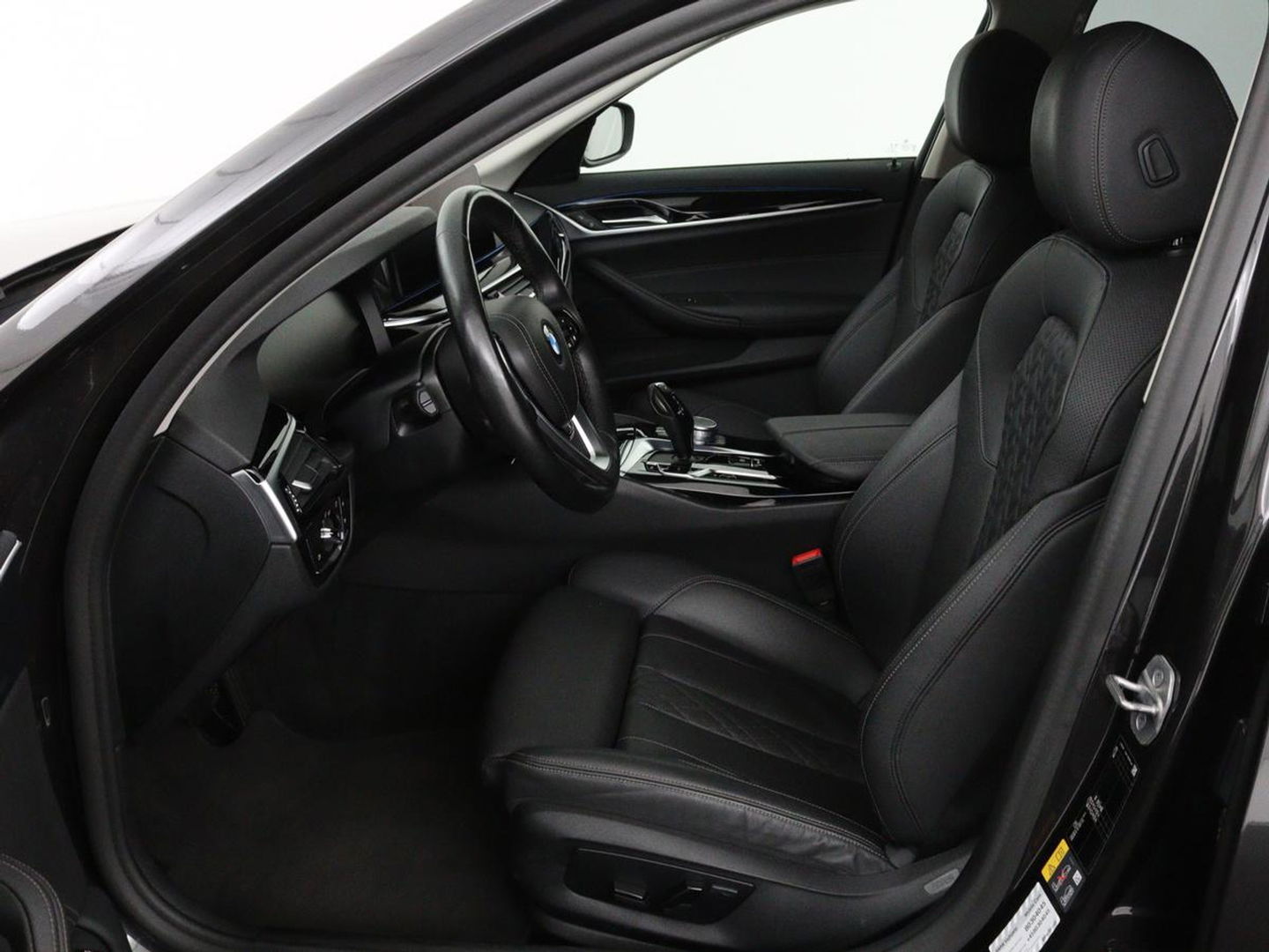 BMW 5 Serie 530e High Executive | Leder | Stoel & stuurverwarming | Adaptive cruise | Carplay | Sfeerverlichting | Camera | Live Cockpit | Navigatie | Full LED