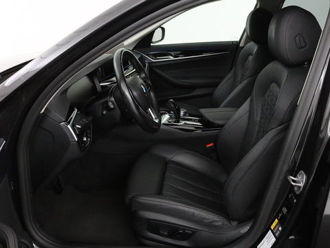 BMW 5 Serie 530e High Executive | Leder | Stoel & stuurverwarming | Adaptive cruise | Carplay | Sfeerverlichting | Camera | Live Cockpit | Navigatie | Full LED