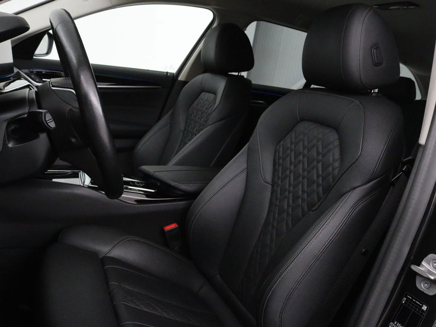 BMW 5 Serie 530e High Executive | Leder | Stoel & stuurverwarming | Adaptive cruise | Carplay | Sfeerverlichting | Camera | Live Cockpit | Navigatie | Full LED